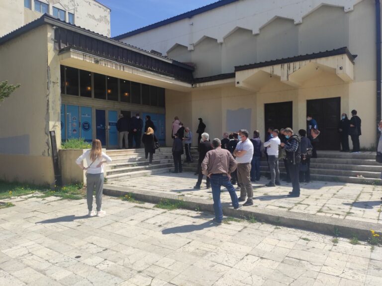 U Pljevljima i dalje veliki odziv za masovnu vakcinaciju, pedesetogodišnjak povrijeđen nakon što je kolabrirao i prevežen u KCCG