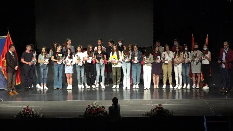 Opština Pljevlja nagradila polumaturante dobtnike diplome “Luča”
