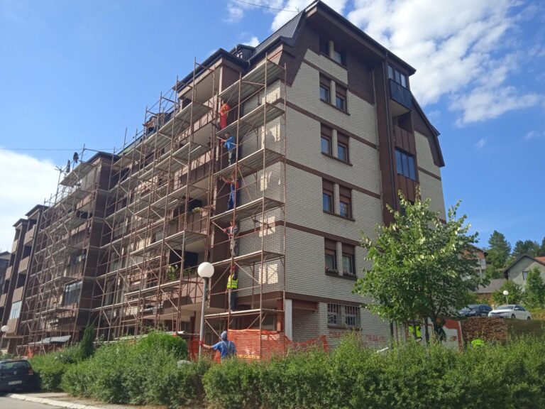 Novi krovni pokrivači na zgradama u Gagovića imanju