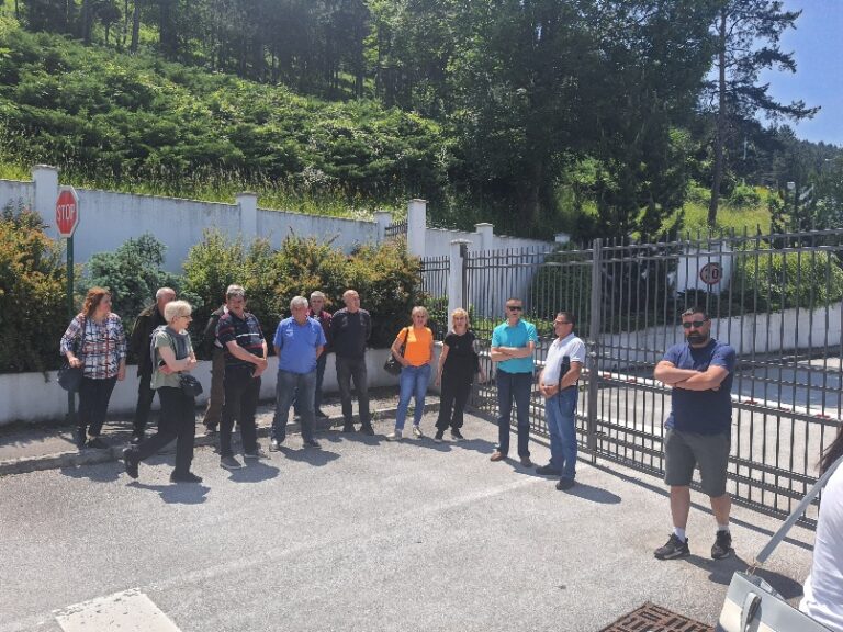 Dio bivših radnika kompanije „Vektra Jakić“ protestvovao, dio čekao novac na blagajni