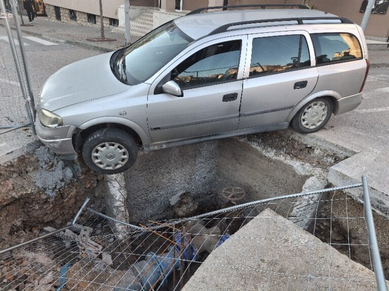 Neobična saobraćajka u strogom centru Pljevlja- Upao u kanal sa „Opelom“ pa pobjegao iz automobila
