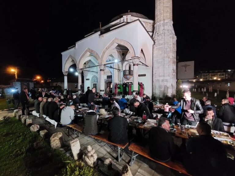 Iftar u haremu Husein pašine džamije