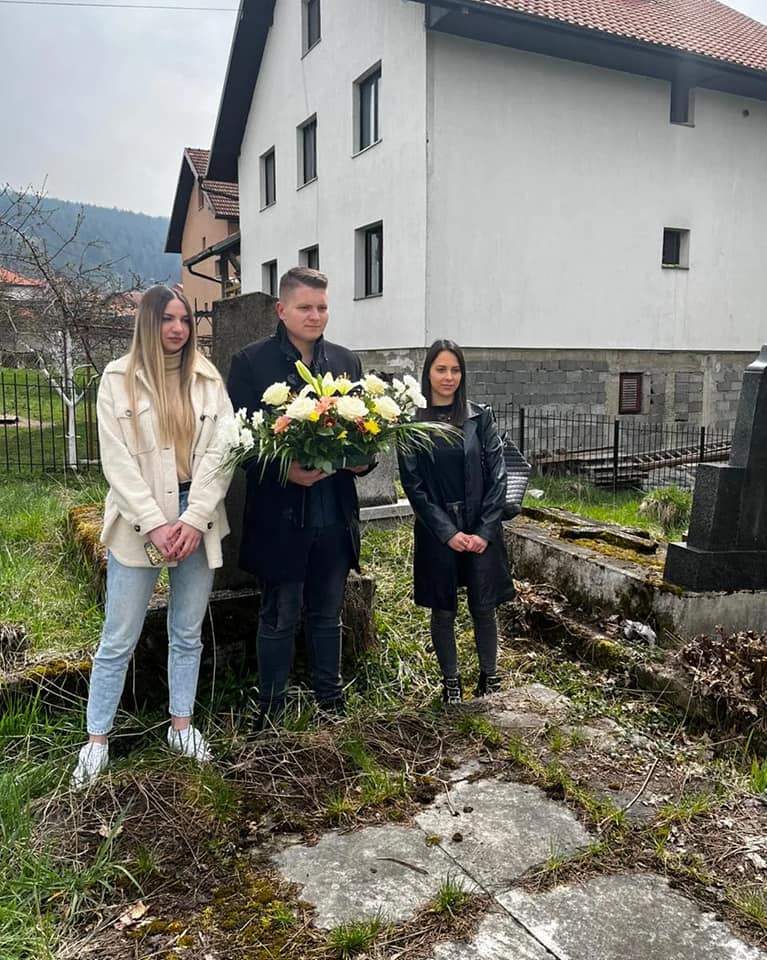 Članovi Savjeta mladih DPS Pljevlja položili vijenac na grob Tanasiju Pejatoviću