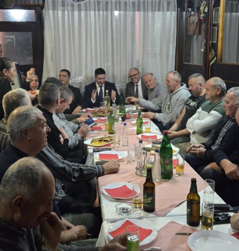 Pljevljak na fotografiji sa partijskog događaja demantuje političku povezanost: “Prisustvo je bilo isključivo privatno”