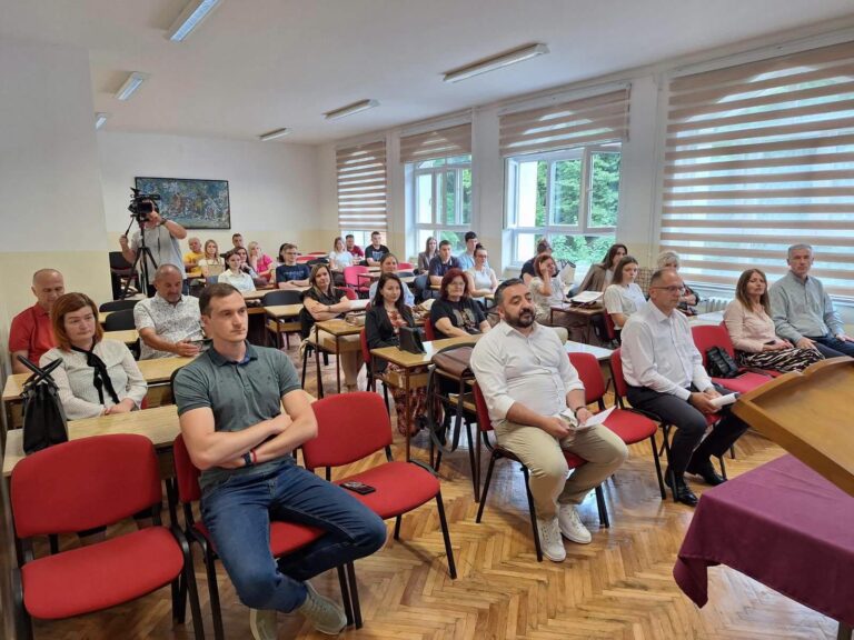 U Srednjoj stručnoj školi promovisana „Digitalna elektronika“ profesora Vladice Avramovića