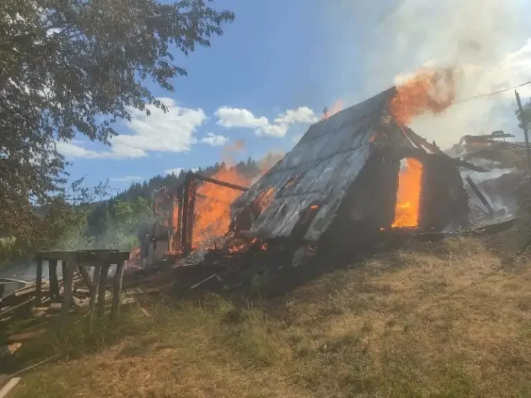 U požaru u Varinama izgorjela tri pomoćna objekta, spašena porodična kuća