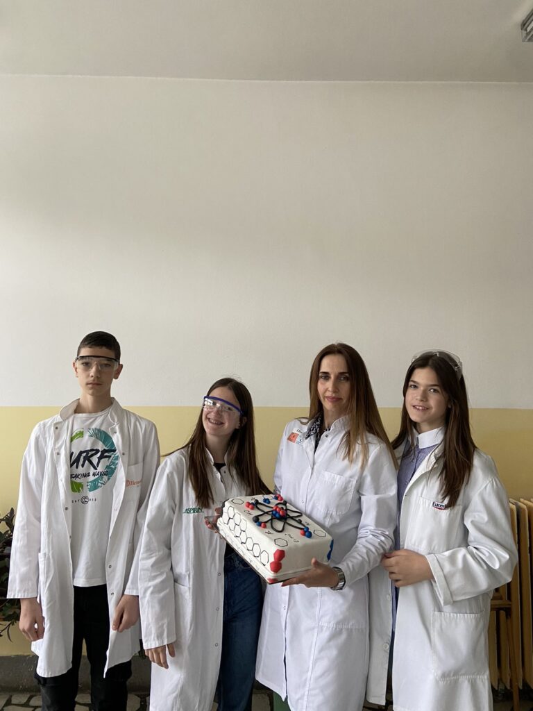 Novak, Asja i Nađa, sa profesoricom Anom svojoj školi donijeli nagrade iz hemije