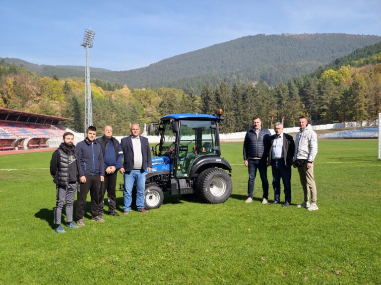 Opština nabavila mašinu za održavanje terena na Gradskom stadionu vrijednu 15.663 eura