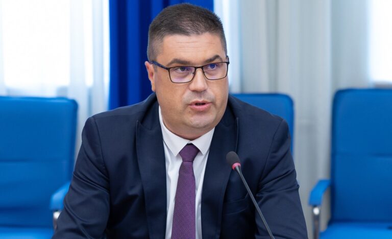 Ровчанин: Заступљеност ћирилице треба драстично повећати у нашој држави