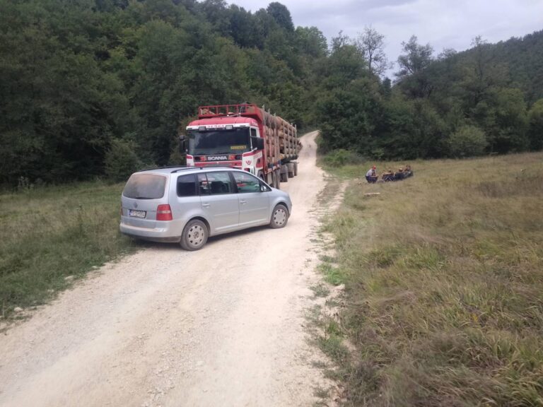 Blokirao saobraćaj jer pretovareni kamioni uništavaju seoski put