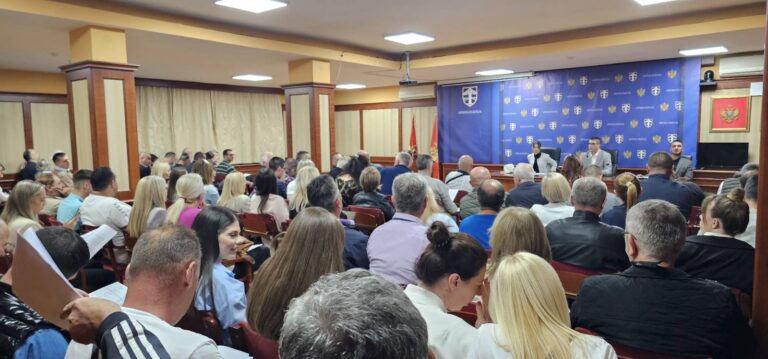 Демократе ДПС-у: Уништитељима Пљеваља након напада на Цркву, сад смета и ћирилица