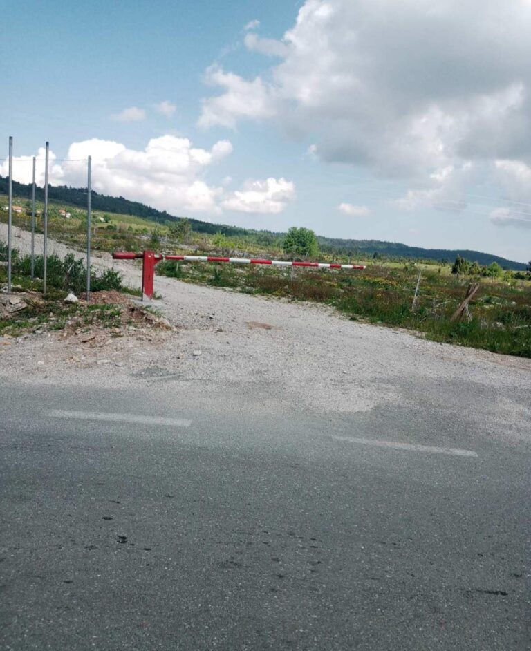 Mještani.sela Ranče tvrde da ih je rampa na seoskom putu odsjekla od imanja i crkve