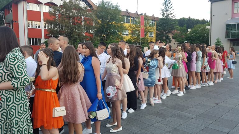 Polumaturanti OŠ „Salko Aljković“ ukrasili grad FOTO/VIDEO