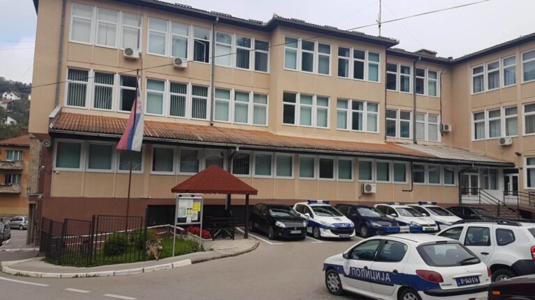 PRIJEPOLJSKA POLICIJA UHAPSILA MUŠKARCA ZBOG ISKORIŠĆAVANJA MALOLETNICA