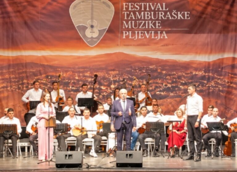 Emir Prekić prima priznanje Svjetske tamburaške asocijacije u Pljevljima
