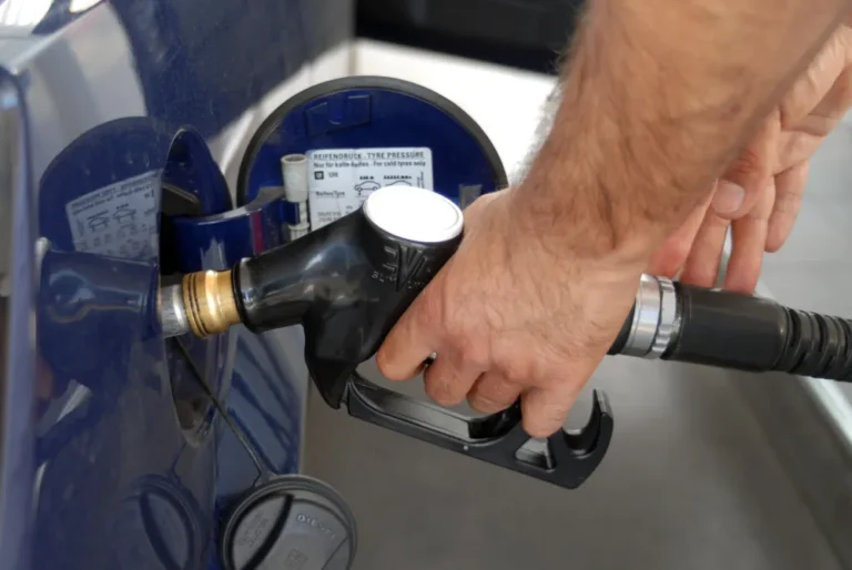 Od ponoći jeftinije sve vrste goriva u Crnoj Gori Točenje goriva na benzinskoj pumpi