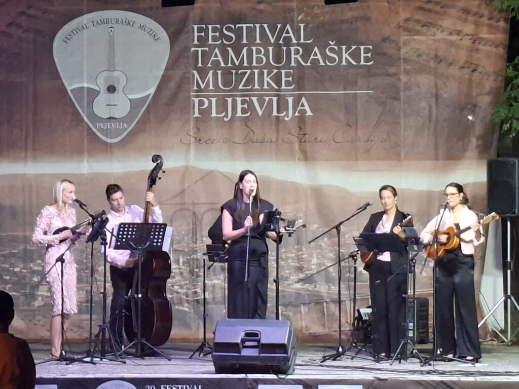 Ženski tamburaški sastav La Banda nastupa na Festivalu tamburaške muzike u Pljevljima