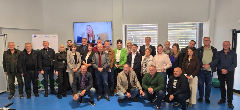 Grupna fotografija učesnika svečanog potpisivanja ugovora za 17 ruralnih inicijativa u Nikšiću