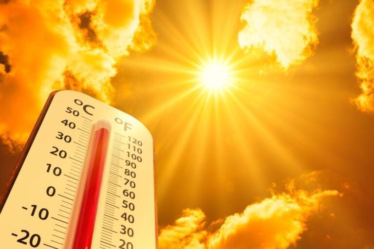 Termometar i jako sunce tokom ljetnje vrućine
