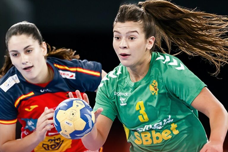 Mlade rukometašice Crne Gore nakon osvajanja srebrne medalje na Svjetskom prvenstvu