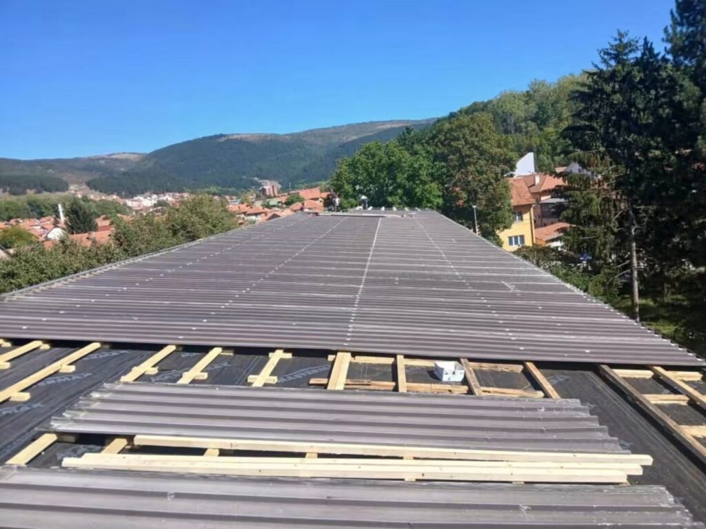 Postavljanje krovnog pokrivača na Osnovnoj školi Boško Buha u Pljevljima