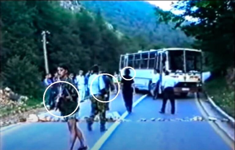 Avgust 1992: Dani kada su Pljevlja bila u ozbiljnoj bezbjednosnoj krizi Autobus i naoružani ljudi na putnoj barikadi tokom događaja u Pljevljima u avgustu 1992. godine