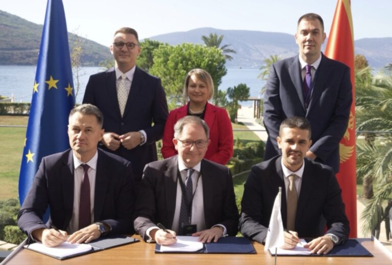 Rudnik uglja, EPCG i EBRD potpisali memorandum: U Pljevljima planirani solarna elektrana, baterije i nova rješenja za grijanje Predstavnici Rudnika uglja Pljevlja, Elektroprivrede Crne Gore i EBRD za stolom tokom potpisivanja memoranduma na investicionoj konferenciji