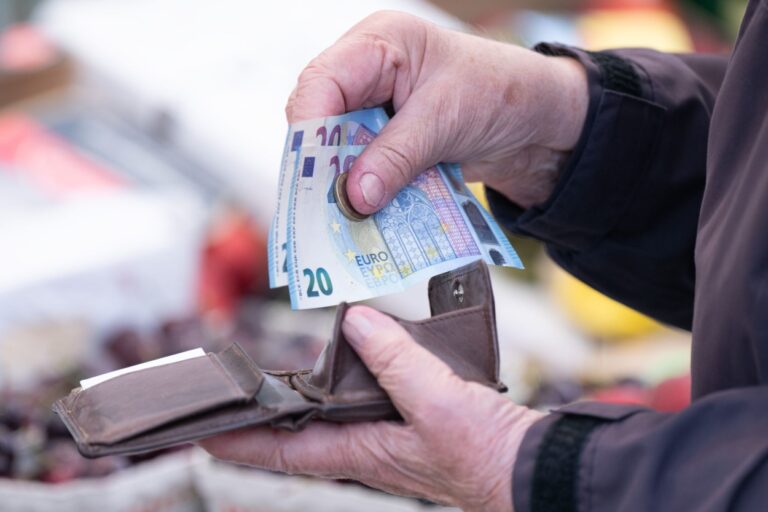 Prosječna plata u Crnoj Gori u oktobru skočila na 944 eura