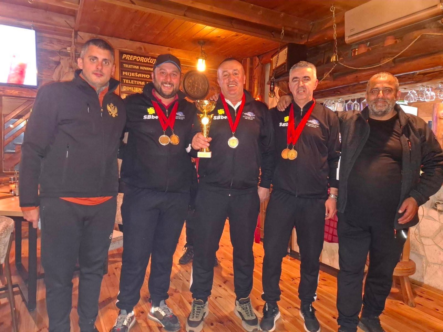 Takmičari i predstavnici ekipa sa osvojenim medaljama i peharom