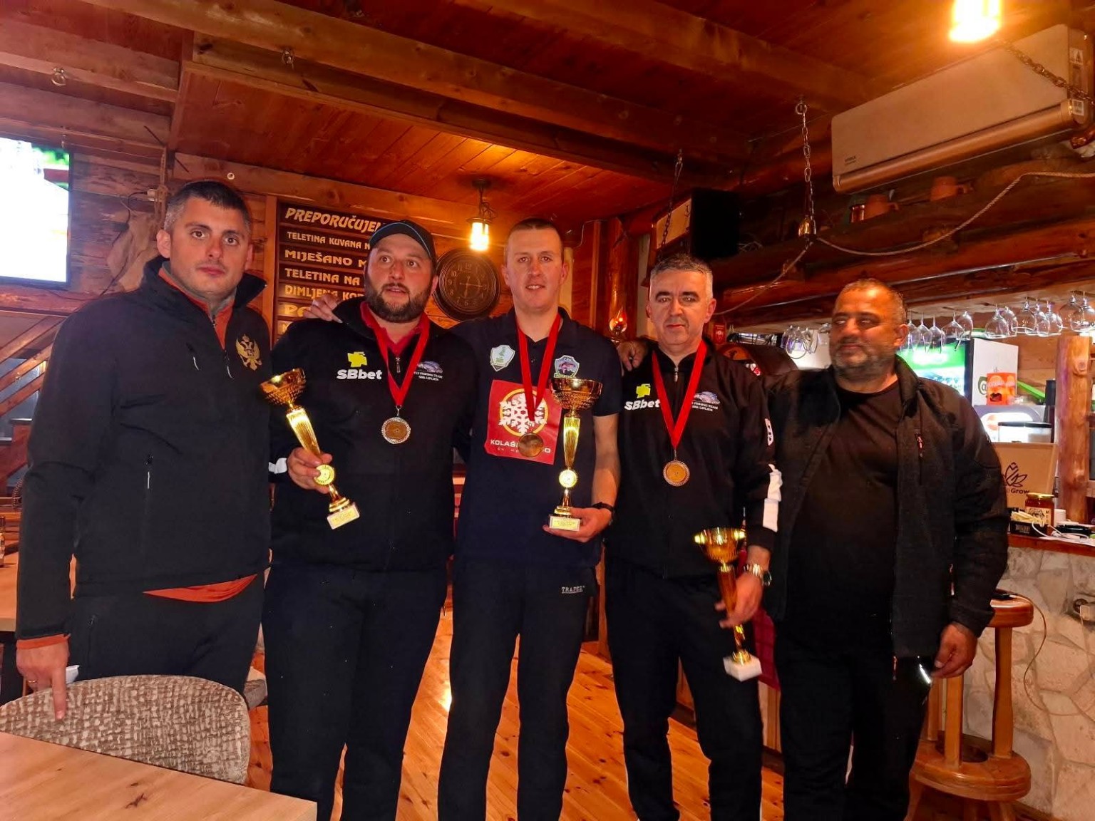 Takmičari sa medaljama i peharima nakon Kupa Crne Gore u mušičarenju