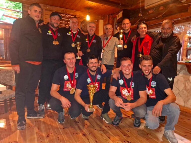 Članovi SRK Lipljen i drugi učesnici Kupa Crne Gore u mušičarenju sa medaljama i peharima