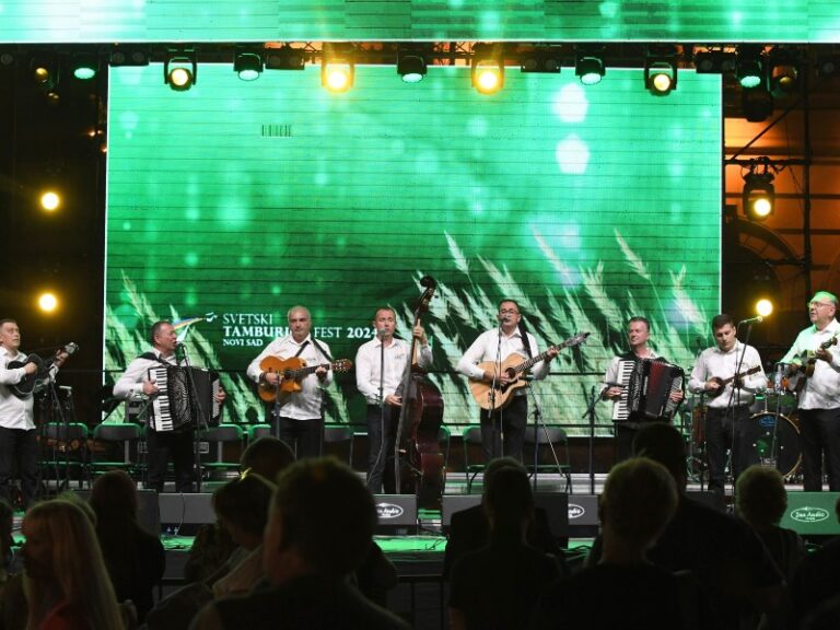 Tamburaški orkestar na koncertnom nastupu